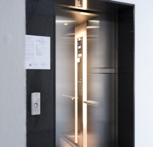Ein Foto von einem Aufzug, dessen Türen halb geöffnet sind.